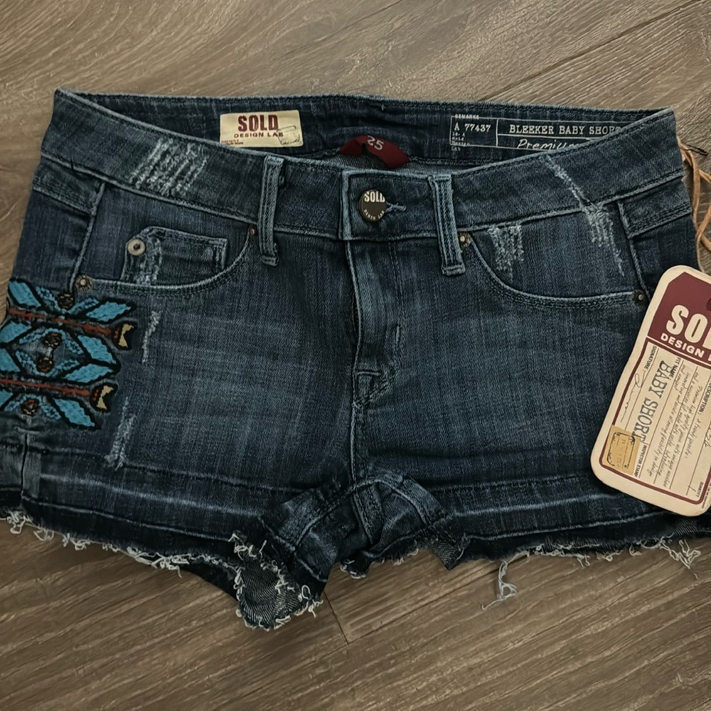 NWT Sold Design Lab Premium Denim Bleeker Baby Short Jean Embroidered Raw Cut 25